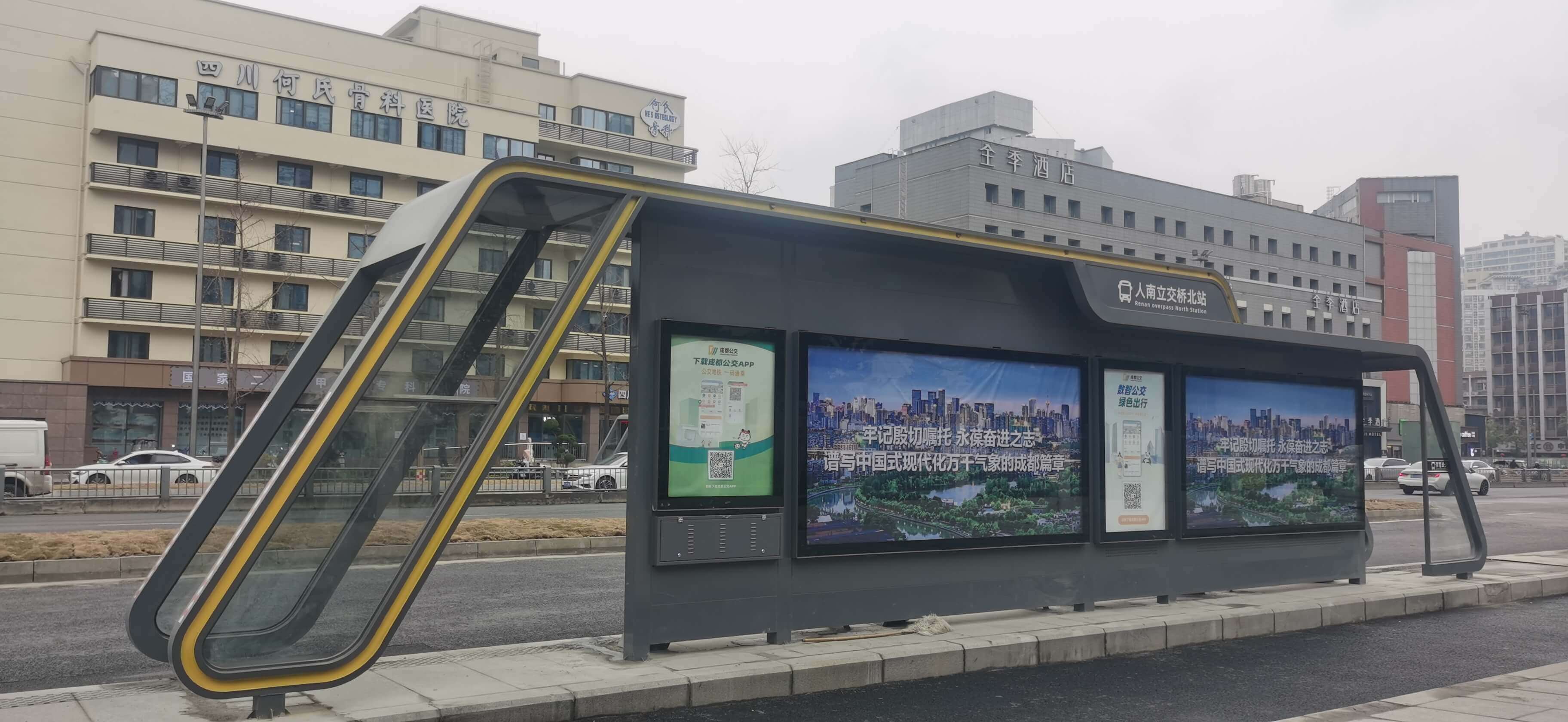 成都市二環路公交站臺完工